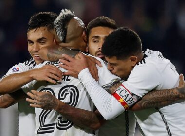 Jugadores de Colo-Colo celebrando un gol en el Estadio Monumental.