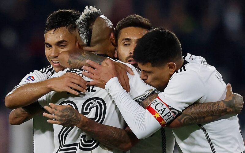 Jugadores de Colo-Colo celebrando un gol en el Estadio Monumental.