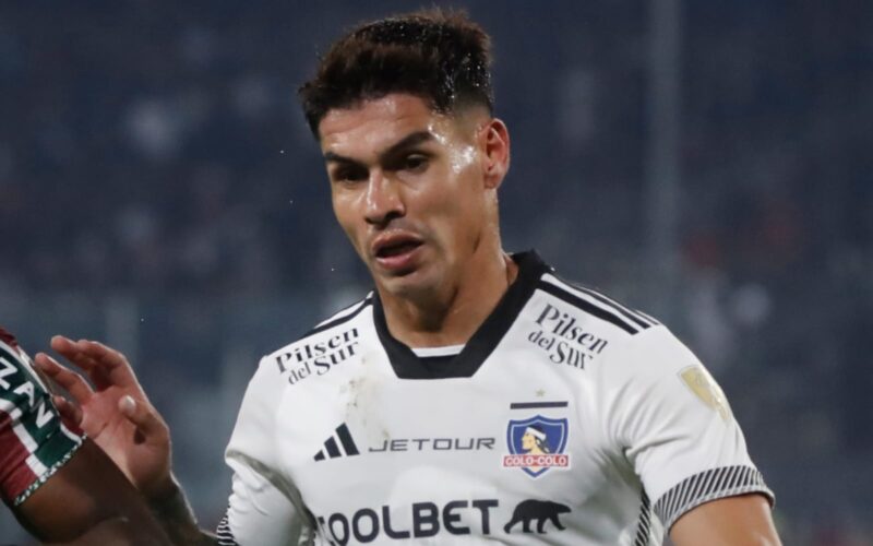 Primer plano a Erick Wiemberg con camiseta de Colo-Colo