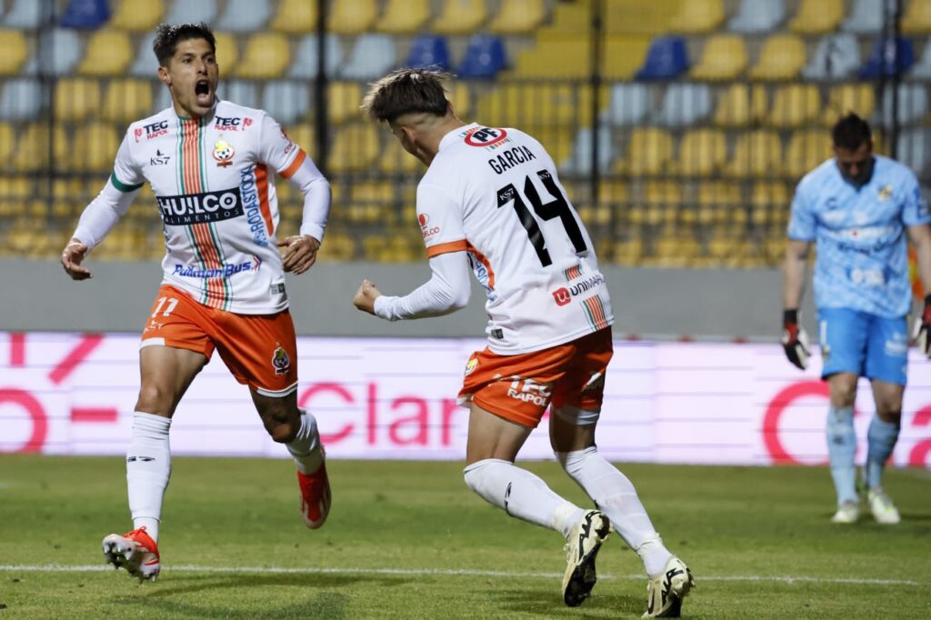 Gastón Lezcano celebrando un gol en el partido de Cobresal vs Everton