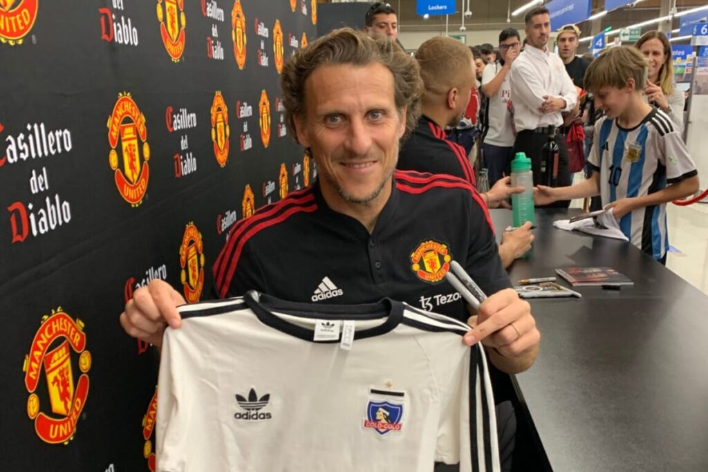 Primer plano a Diego Forlán con una camiseta de Colo-COlo