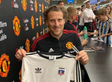 Primer plano a Diego Forlán con una camiseta de Colo-COlo