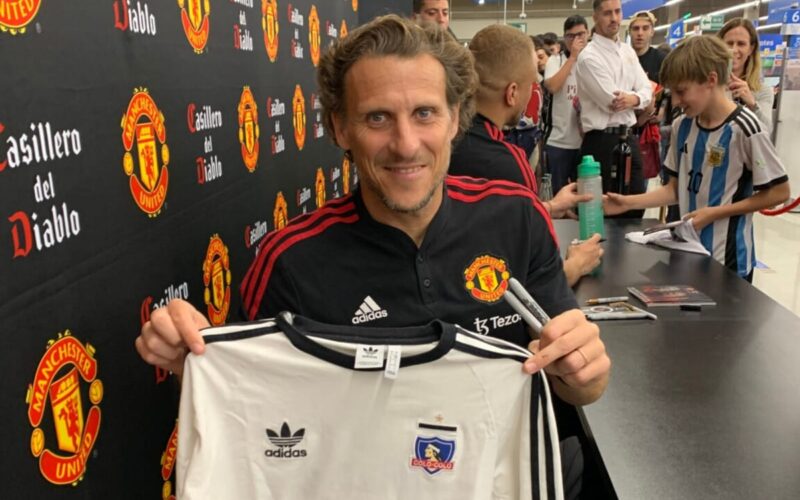 Primer plano a Diego Forlán con una camiseta de Colo-COlo
