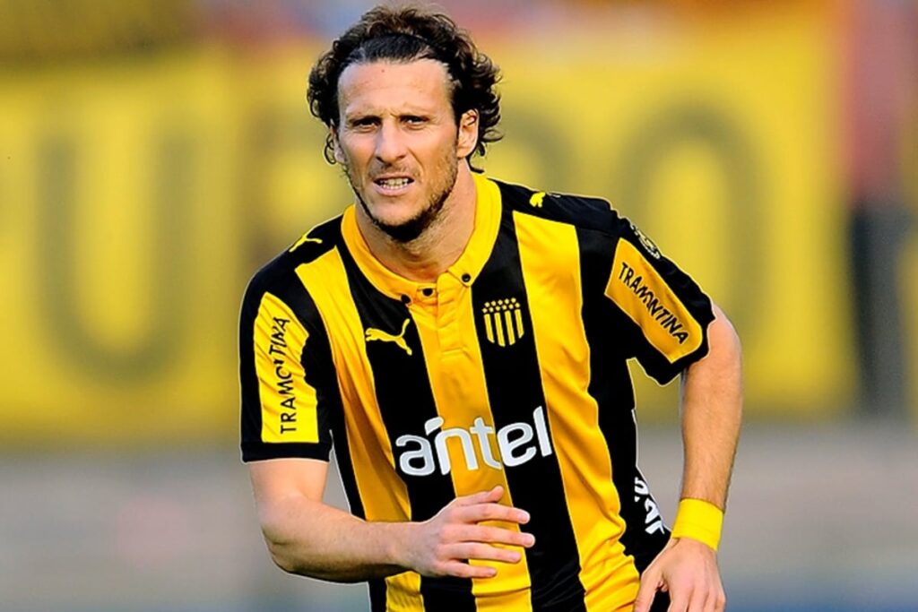Primer plano a Diego Forlán con la camiseta de Peñarol.