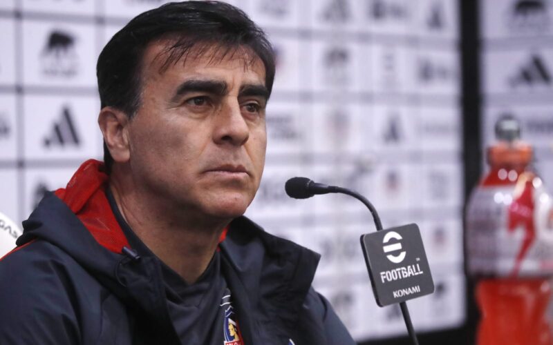 Primer plano a Gustavo Quinteros en la sala de conferencia de prensa.
