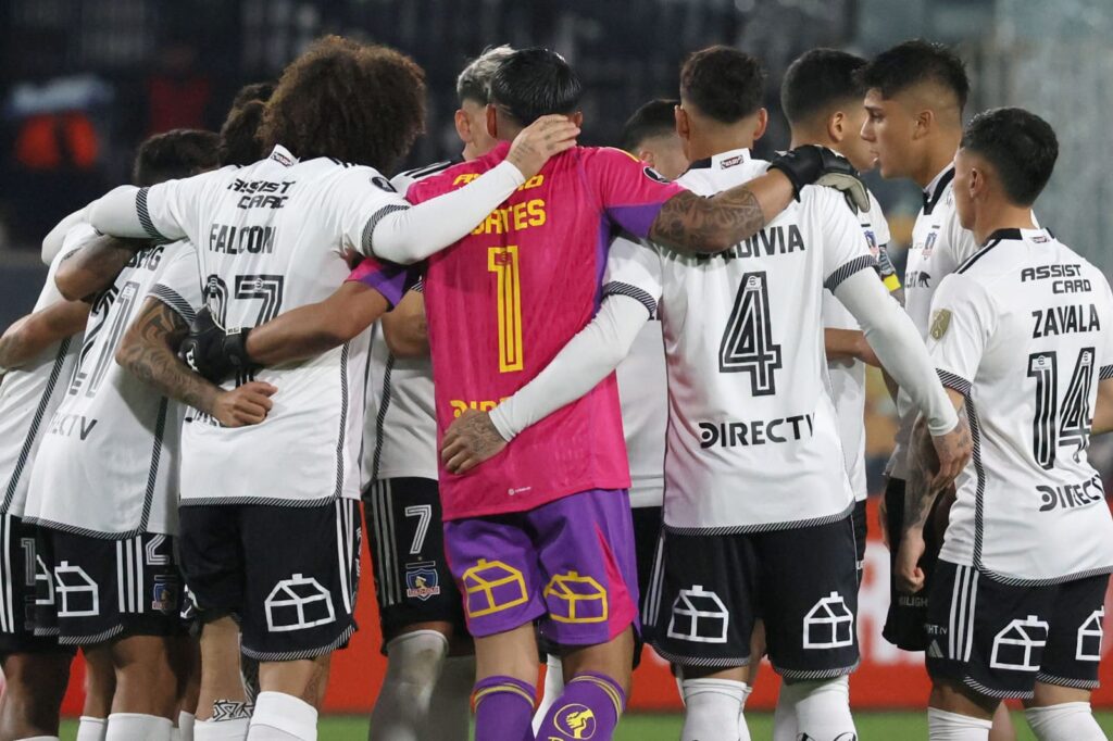 Plantel de Colo-Colo abrazados en la cancha del Estadio Monumental.