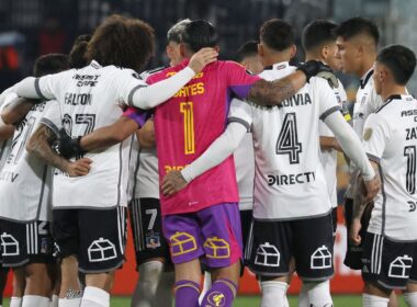 Plantel de Colo-Colo abrazados en la cancha del Estadio Monumental.