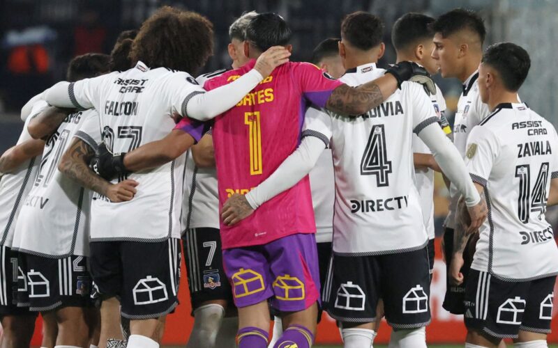 Plantel de Colo-Colo abrazados en la cancha del Estadio Monumental.