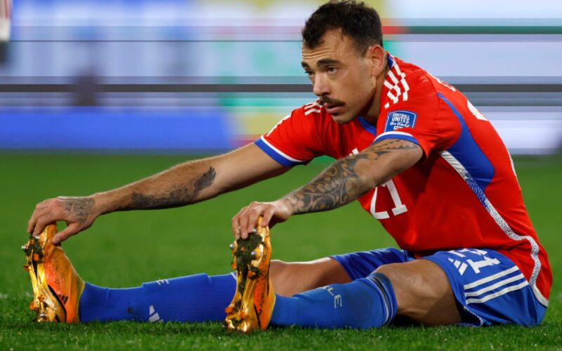 Matías Catalán elongando tras sufrir una lesión junto a la Selección Chilena.