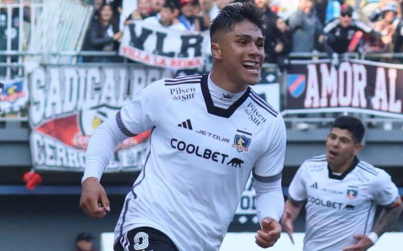 Primer plano al jugador Damian Pizarro celebrando un gol