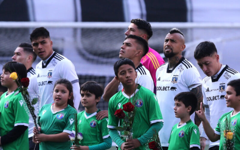 Jugadores titulares de Colo-Colo antes del duelo frente a Audax Italiano
