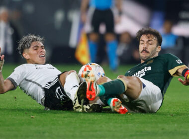 Carlos Palacios disputando un balón con Sebastián Rodríguez por Copa Libertadores