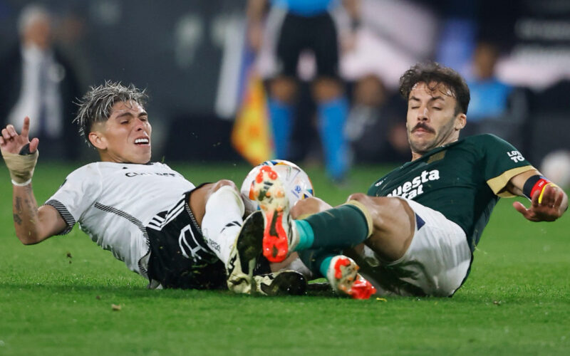 Carlos Palacios disputando un balón con Sebastián Rodríguez por Copa Libertadores