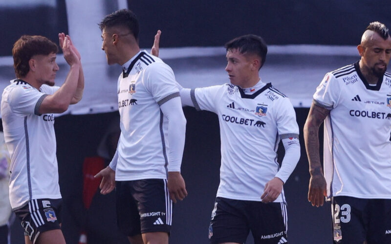 Jugadores de Colo-Colo en el duelo frente a Audax Italiano