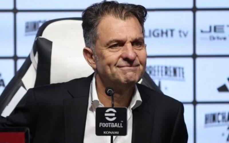 Primer plano a Aníbal Mosa en su conferencia de presentación como presidente de Blanco y Negro