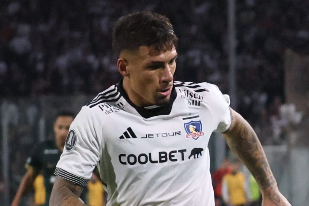 Primer plano a Alan Saldivia con camiseta de Colo-Colo