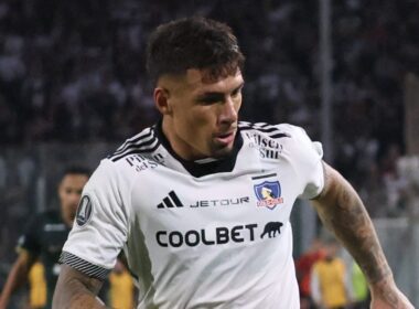 Primer plano a Alan Saldivia con camiseta de Colo-Colo