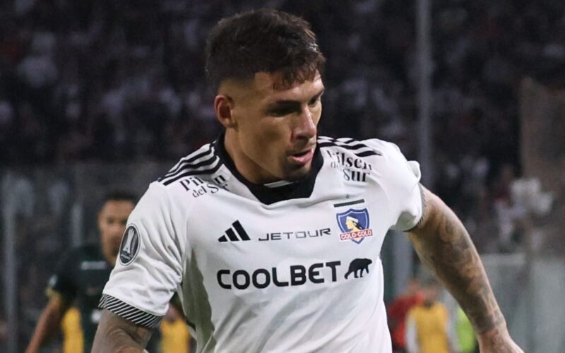 Primer plano a Alan Saldivia con camiseta de Colo-Colo