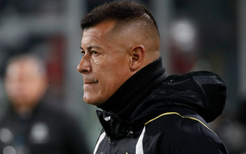 Primer plano al técnico de Colo-Colo, Jorge Almirón