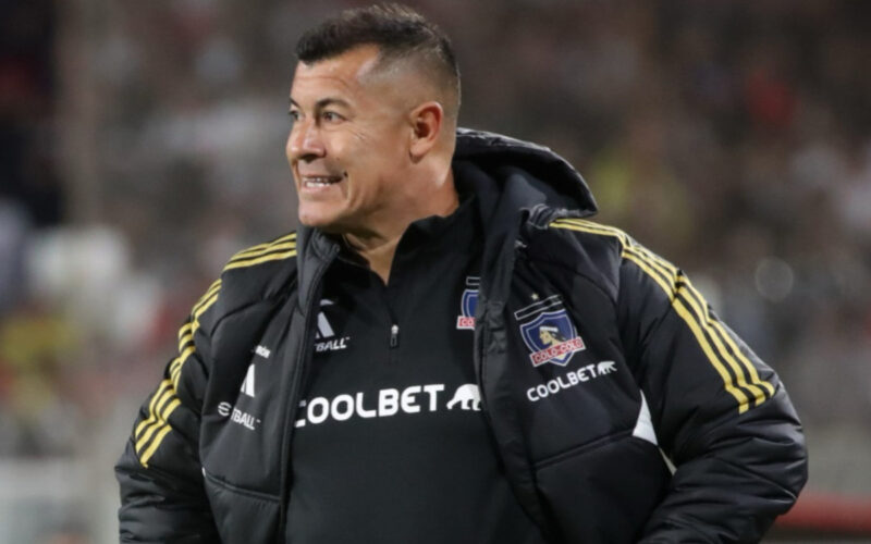 Primer plano al técnico de Colo-Colo, Jorge Almirón