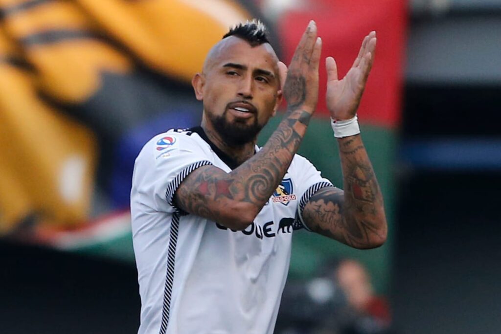 Arturo Vidal aplaudiendo tras ser reemplazado en el partido de Colo-Colo frente a Audax Italiano.