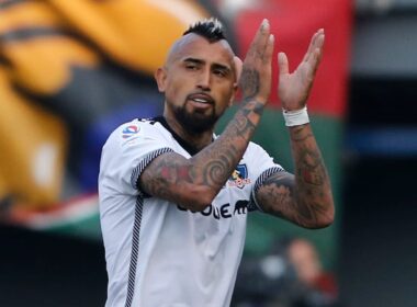 Arturo Vidal aplaudiendo tras ser reemplazado en el partido de Colo-Colo frente a Audax Italiano.