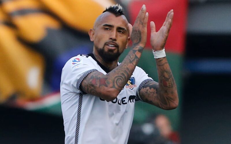 Arturo Vidal aplaudiendo tras ser reemplazado en el partido de Colo-Colo frente a Audax Italiano.