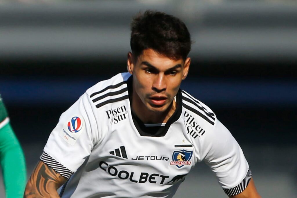 Primer plano a Erick Wiemberg con camiseta de Colo-Colo.