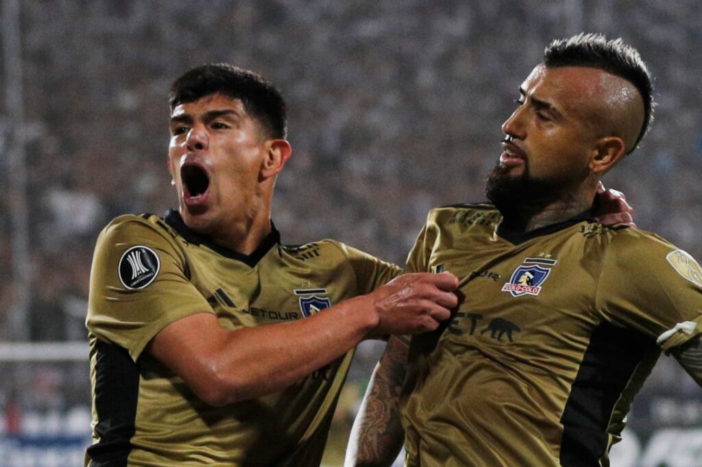 Jugadores de Colo-Colo celebrando el gol de Arturo Vidal vs Alianza Lima.