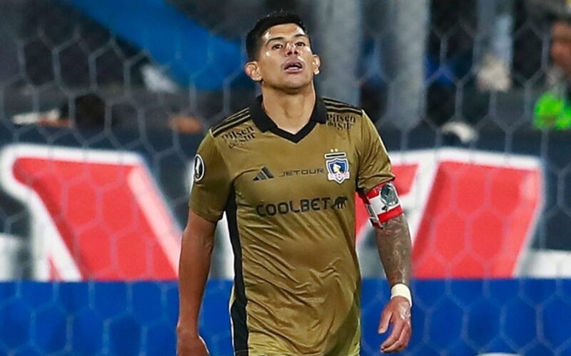 Primer plano a Esteban Pavez con camiseta de Colo-Colo