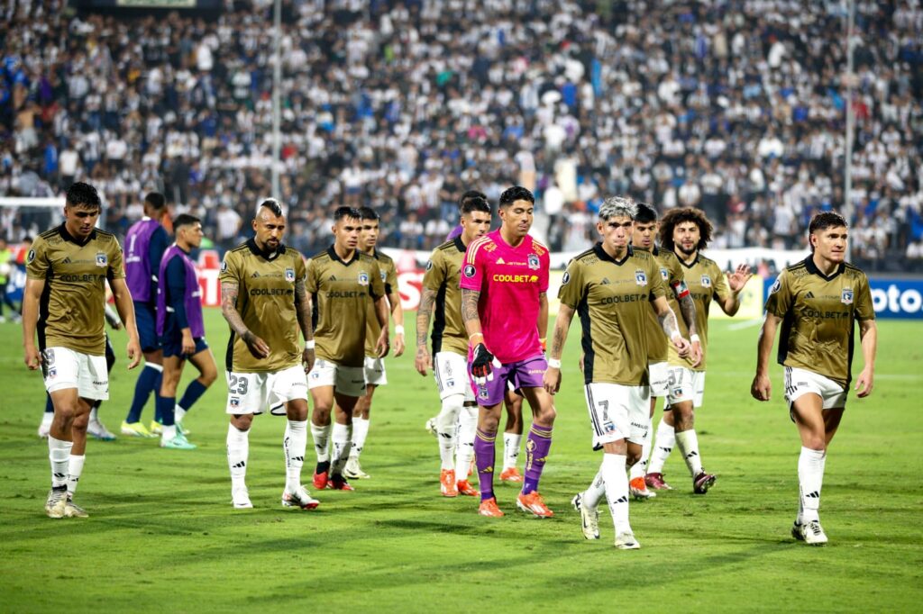 Plantel de Colo-Colo retirándose del campo de juego.