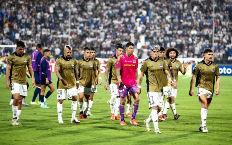 Plantel de Colo-Colo retirándose del campo de juego.