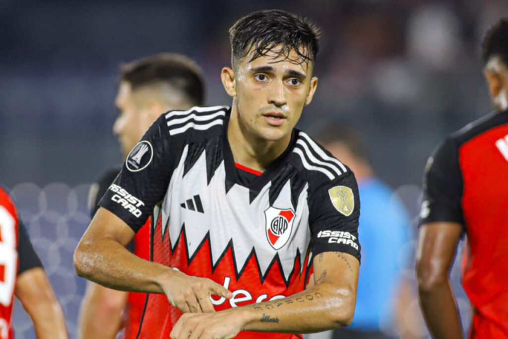 Pablo Solari durante un partido de River Plate