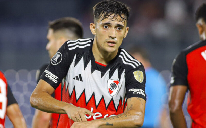 Pablo Solari durante un partido de River Plate