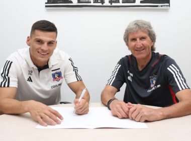 Lucas Cepeda y Daniel Morón firmando el contrato del jugador con Colo-Colo