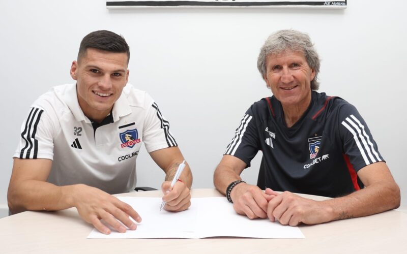 Lucas Cepeda y Daniel Morón firmando el contrato del jugador con Colo-Colo