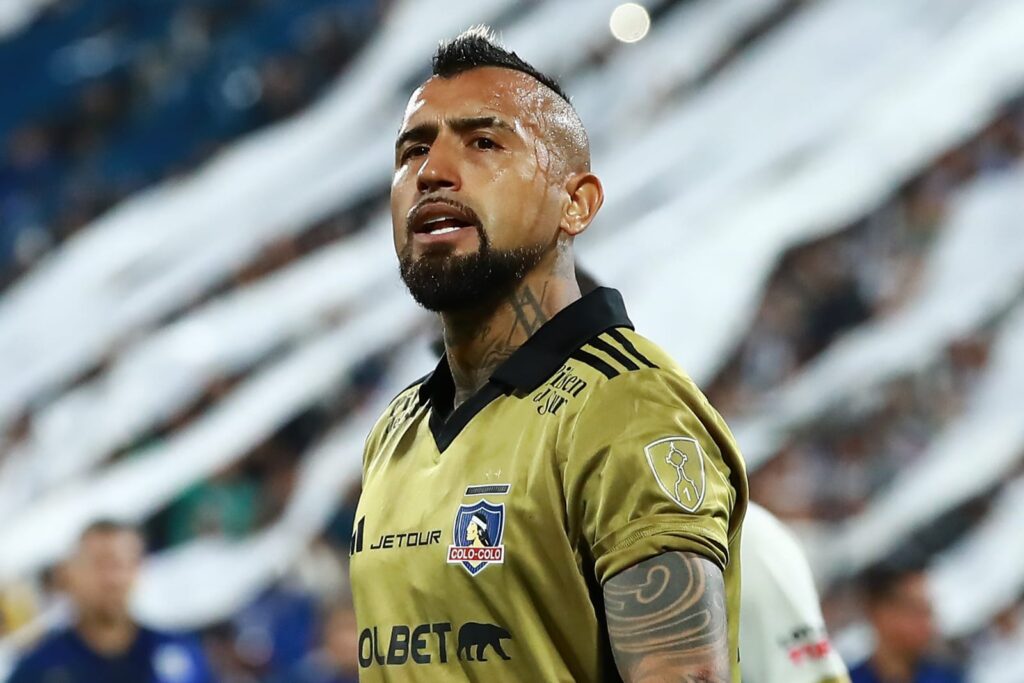 Primer plano a Arturo Vidal con camiseta dorada de Colo-Colo.