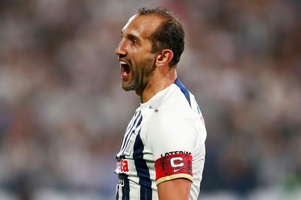 Primer plano a Hernán Barcos reclamando con camiseta de Alianza Lima.