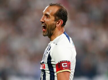 Primer plano a Hernán Barcos reclamando con camiseta de Alianza Lima.