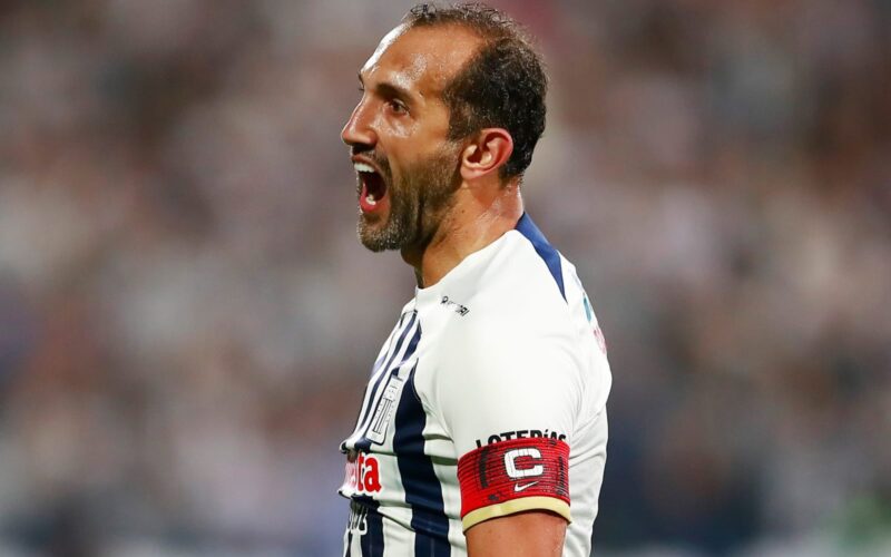 Primer plano a Hernán Barcos reclamando con camiseta de Alianza Lima.
