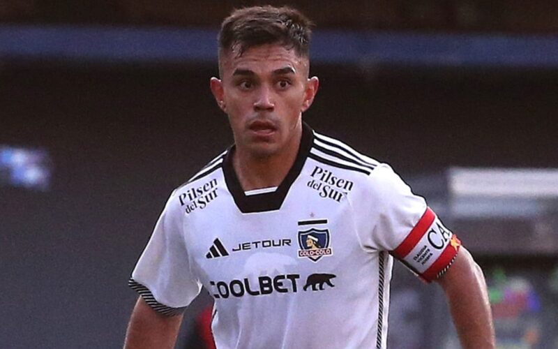 Primer plano a Vicente Pizarro con camiseta de Colo-Colo.