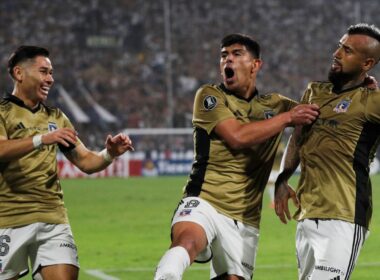 Esteban Pavez, Óscar Opazo y Arturo Vidal celebrando un gol contra Alianza Lima