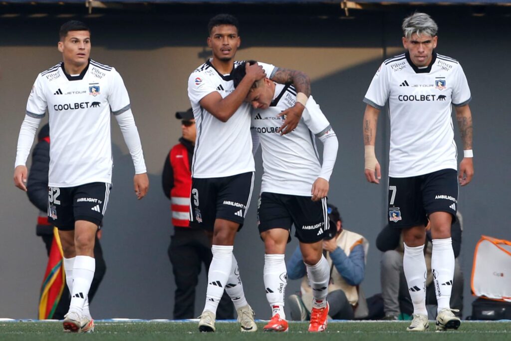 Jugadores de Colo-Colo celebrando un gol