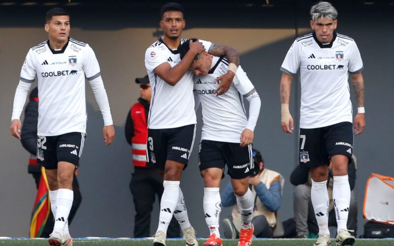 Jugadores de Colo-Colo celebrando un gol