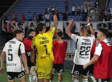 Primer plano a jugadores de Colo-Colo celebrando con la hinchada en Uruguay.