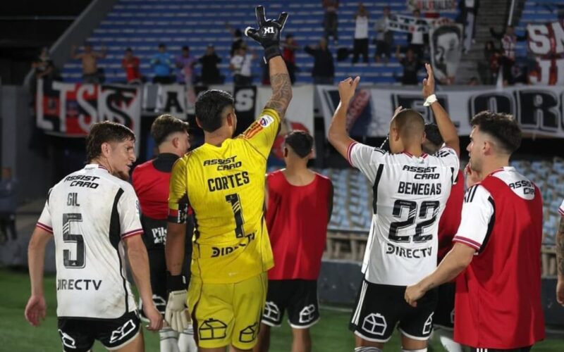 Primer plano a jugadores de Colo-Colo celebrando con la hinchada en Uruguay.