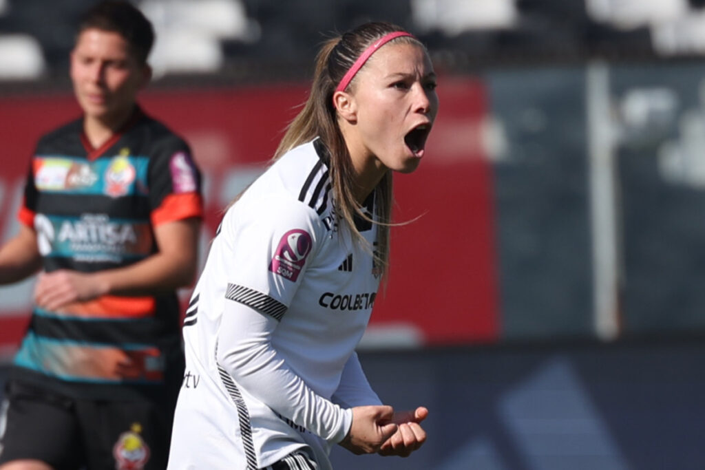 Yanara Aedo celebrando un gol frente a Cobresal