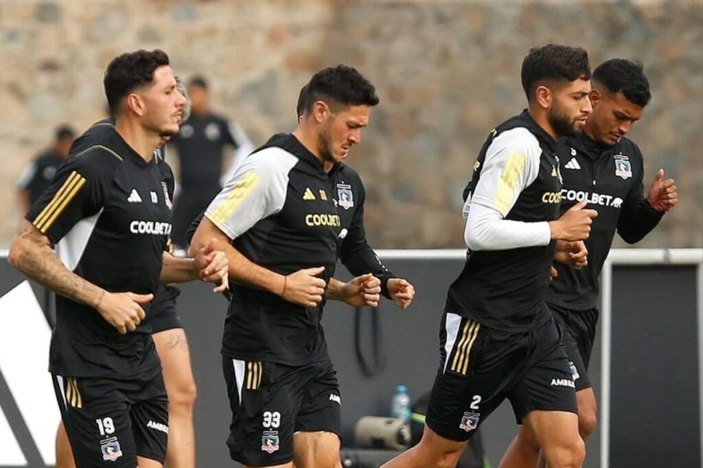 Plantel de Colo-Colo entrenando en Perú, antes del partido frente a Alianza Lima por Copa Libertadores.