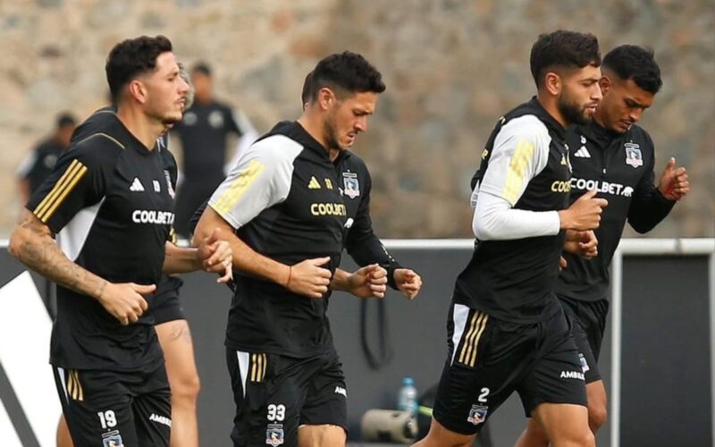 Plantel de Colo-Colo entrenando en Perú, antes del partido frente a Alianza Lima por Copa Libertadores.