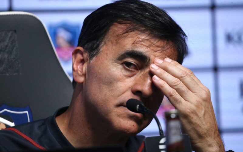 Primer plano a Gustavo Quinteros en la sala de conferencia de prensa.